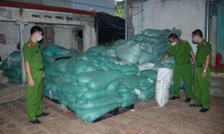 Số găng tay y tế bẩn tại nhà ông Hưng. Ảnh: CA