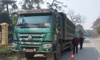 Xử phạt 6 tài xế cố thủ trên đoàn xe chở quá tải