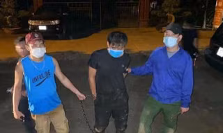 Tài (giữa) bị bắt khi đang lẩn trốn. Ảnh: N.L