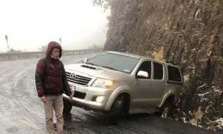 Tài xế không điều khiển được phương tiện do đường trơn trượt.