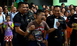 Anh chàng này vui mừng vì rút trúng thăm màu đen