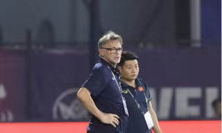 HLV Troussier đang gặp khó khăn trong việc ổn định đội hình và lối chơi của đội tuyển Việt Nam ảnh: Hữu Phạm 