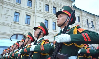 Khối duyệt binh Quân đội nhân dân Việt Nam hợp luyện trên Quảng trường Đỏ ẢNH: QĐND 