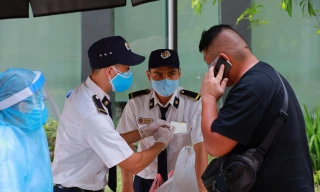 Người dân chuyển đồ cho cư dân bị cách ly tại Times City, Hà Nội Ảnh: Trọng Tài