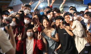 Đại sứ Ngày Thẻ Việt Nam Khánh Vy giữa vòng vây sinh viên hâm mộ Ảnh: Duy Phạm