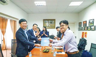 Ông Lê Quốc Phong, nguyên Bí thư thứ nhất T.Ư Đoàn, Chủ tịch T.Ư Hội Sinh viên Việt Nam, nay là Bí thư Tỉnh ủy Đồng Tháp trao quyết định thành lập Hội SVVN tại Singapore