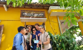 Du khách mua vé tham quan phố cổ Hội An 