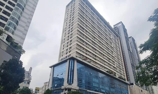 Chung cư Star City - 81, Lê Văn Lương được chuyển đổi từ đất công cộng, điều chỉnh tăng mật độ nhiều lần. Trong quá trình thi công, dự án để xảy ra nhiều vi phạm trật tự xây dựng Ảnh: Trần Hoàng