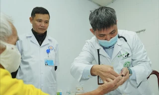 TS Nguyễn Quang Bảy khám cho bệnh nhân