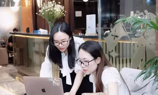 Bạn Nguyễn Thị Thịnh, 26 tuổi, Công ty 5S Media (đứng) đã sử dụng các công cụ AI để hỗ trợ cho công việc sáng tạo nội dung 