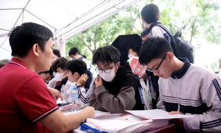 Thí sinh tìm hiểu thông tin tuyển sinh năm 2024 tại ngày hội tư vấn tuyển sinh vừa được tổ chức tại khu vực phía Bắc Ảnh: Diệp An 