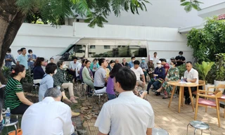 Đông đảo khách hàng tập trung đòi quyền lợi tại Công ty Hoàng Nhất Nam (đơn vị phân phối dự án) hồi tháng 4 vừa qua 