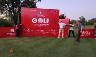 Ông Evans Mahoney đến tận nơi chỉ đạo thi công, chuẩn bị cho ngày khai mạc Tiền Phong Golf Championship 2022 Ảnh: Mạnh Thắng 