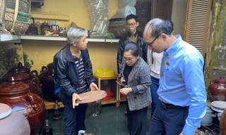 Tiến sĩ Phạm Châu Huỳnh cùng cộng sự tham quan quy trình sản xuất mắm nhỉ tại nhà ông Mười
