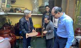 Tiến sĩ Phạm Châu Huỳnh cùng cộng sự tham quan quy trình sản xuất mắm nhỉ tại nhà ông Mười