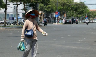 Nhờ triển khai chính sách nhanh, nhiều tỉnh đã hỗ trợ được cho hàng chục nghìn người bán vé số, trong đó Long An đã chuyển đến tay 10.362 người 7,7 tỷ đồng; Bà Rịa Vũng Tàu chuyển đến 3.700 người 2,8 tỷ đồng; Bến Tre hỗ trợ 7.100 người hơn 3,5 tỷ đồng; Cần Thơ đã chi 6,8 tỷ đồng cho hơn 5.600 người bán vé số Ảnh: Nhật Huy - Đồ họa: Quốc Anh