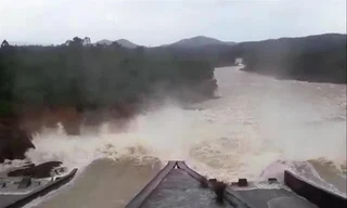 Hồ Vực Mấu (thị xã Hoàng Mai, tỉnh Nghệ An) liên tiếp xả lũ khiến khu vực thị xã Hoàng Mai ngập lụt nặng 