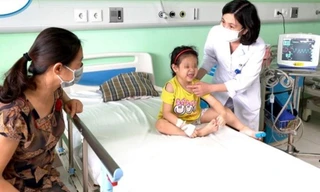 Bác sĩ Quỳnh Chi hướng dẫn người nhà bệnh nhi cách nhận biết trẻ khó thở