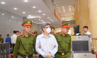 Bị cáo Nguyễn Thanh Long được đưa vào phòng xét xử phiên phúc thẩm 