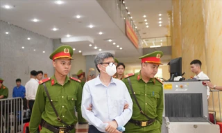 Bị cáo Nguyễn Thanh Long được đưa vào phòng xét xử phiên phúc thẩm 