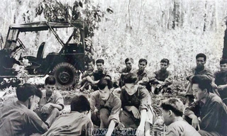 Ban chỉ huy Trung đoàn 66 đang xem tấm bản đồ do nhà báo Đinh Quang Thành tặng, để nghiên cứu đường đi trong nội thành Sài Gòn và tới Dinh Độc Lập