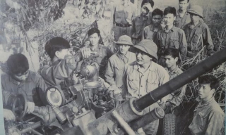 Trung tướng Đồng Sỹ Nguyên trong một lần thăm lực lượng phòng không trên đường Hồ Chí Minh