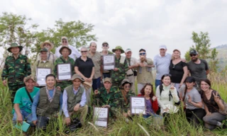 Bức ảnh hiếm hoi có mặt anh Trương Đức Bình (hàng đầu, thứ hai từ trái qua) cùng các cựu binh Việt - Mỹ tại Sa Thầy, Kon Tum 