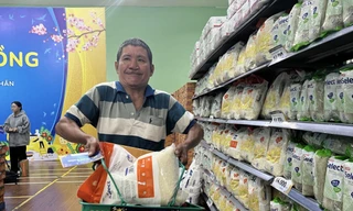 Ông Lê Văn Dũng vui mừng được mua nhiều mặt hàng Tết miễn phí ảnh: U.P