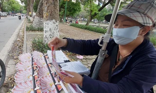 Nhiều công ty xổ số gửi cả nghìn tỷ đồng vào ngân hàng lấy lãi. Trong ảnh, một đại lý bán vé xổ số truyền thống tại Hà Nội Ảnh:QN 