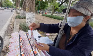 Nhiều công ty xổ số gửi cả nghìn tỷ đồng vào ngân hàng lấy lãi. Trong ảnh, một đại lý bán vé xổ số truyền thống tại Hà Nội Ảnh:QN 