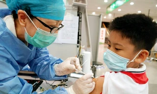 Một học sinh ở Thượng Hải (Trung Quốc) được tiêm vắc xin. Ảnh: Xinhua