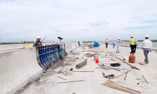Đa số các gói thầu Dự án đường cao tốc Bến Lức - Long Thành dừng thi công từ đầu năm 2019 do vướng mắc về vốn, một số gói thầu mới tái khởi động gần đây 