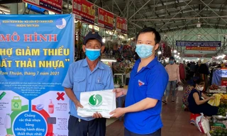 Anh Trần Văn Hiếu, Bí thư Đoàn phường Tam Thuận tặng túi sinh học cho tiểu thương, duy trì mô hình Chợ không rác thải nhựa 