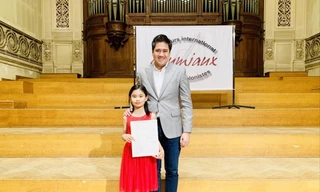 Nguyễn Nguyên Lê và thầy giáo Bùi Công Duy, Phó giám đốc Học viện Âm nhạc Quốc gia Việt Nam 