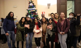 Các bạn sinh viên Việt Nam và quốc tế cùng chụp ảnh kỷ niệm