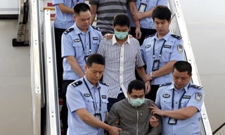 Những người Trung Quốc bị đưa về nước từ Indonesia trong “Chiến dịch săn cáo” Ảnh: china.org 