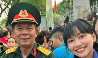 Dương Hoàng Dung cùng một bác cựu chiến binh ngồi chờ xem diễu binh, diễu hành 50 năm Giải phóng miền Nam, thống nhất đất nướcẢnh: Dân Trí 