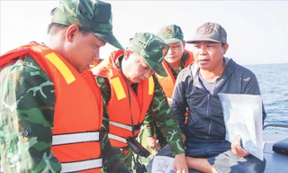 BĐBP tỉnh Bình Định kiểm tra, giám sát tàu cá trên biển Ảnh: Công Cường