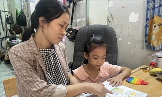 Chị Lê Thị Hiền (Công ty PouYuen) phải tằn tiện chi tiêu để lo cho con đi học Ảnh: U.P