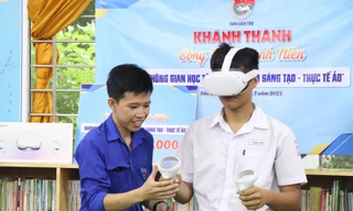 Bạn trẻ trải nghiệm không gian sáng tạo - thực tế ảo do Cụm đồng bằng Sông Tiền trao tặng