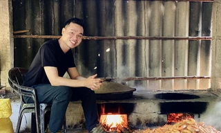 Chàng trai 9X Phạm Xuân Thành (ở xã Tân Ân Tây, huyện Ngọc Hiển, tỉnh Cà Mau) bên sản phẩm Con Tôm Rừng của mình 