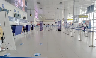 Cảnh vắng lặng tại quầy làm thủ tục lên máy bay nội địa tại sân bay Nội Bài, khác cảnh rồng rắn xếp hàng chỉ cách đây hơn 1 tuần (Ảnh chụp sáng 14/5) Ảnh: Đình Quang-NIA