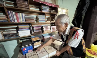 Trên kệ sách cũ là hàng loạt các bộ sử thi Ba Na, Xơ Đăng do chính già A Jar dịch và ghi chép lại