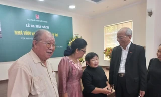 Tác giả Trình Quang Phú (áo khoác đen) giao lưu với bạn bè văn nghệ tại Hội thảo 