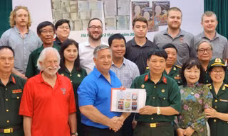 Năm 2024, bản vi phim của 30 cuốn sổ tay, 10 lá thư thời chiến đã trở về bên 12 gia đình liệt sĩ Ảnh: NGUYỄN TRỌNG QUÂN