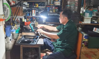 Thương binh Phạm Hồng Tư bên góc nhỏ sửa chữa điện tử