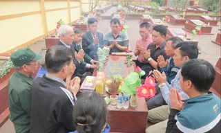 Họ hàng hai bên xin phép liệt sĩ Nguyễn Thị Diễn, để “rước dâu” về với nhà trai 