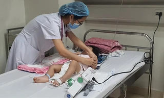 Bác sĩ BV Nhi Trung ương khám cho trẻ mắc bệnh tiêu hóa 