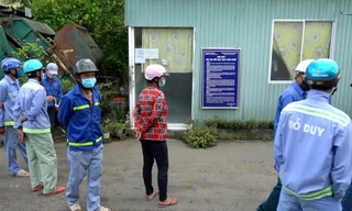 Công nhân đến nhà điều hành trạm trung chuyển rác của Cty ở Khu dân cư Thới Nhựt, phường An Khánh, quận Ninh Kiều để đòi lương