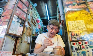 Ông Toàn làm nghề khắc dấu gỗ đã hơn nửa thế kỷ, đây là nghề gia truyền của gia đình ông